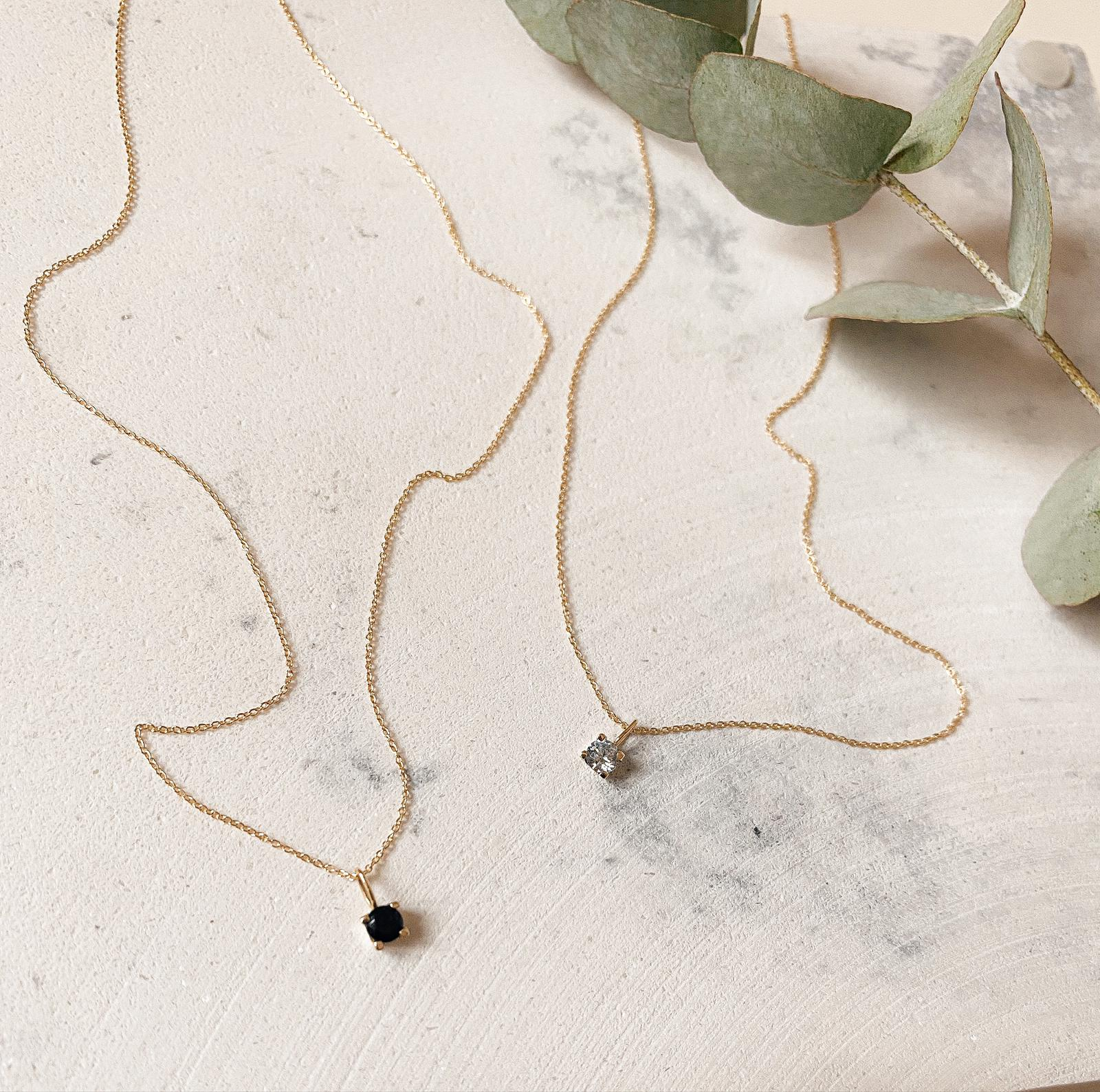 Descoperă o gamă variată de lănțișoare aur 14K. Modele cu lanț sau cu fir transparent și pandantive din aur 14K.