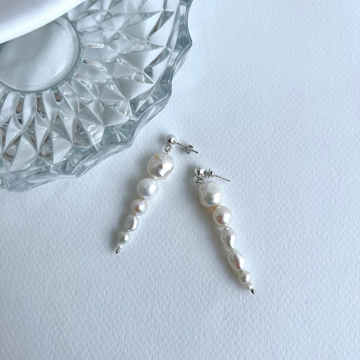 Cercei lungi argint cu perle Up and Down - placati aur galben 18K