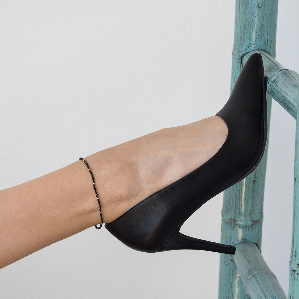 Bratara de picior argint cu pietre negre Black Orchid - placata aur galben 18K