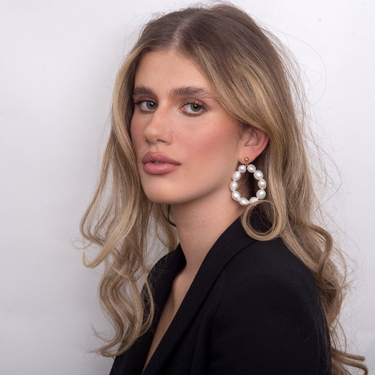 Cercei rotunzi cu perle si argint I am Woman - placati aur galben 18K